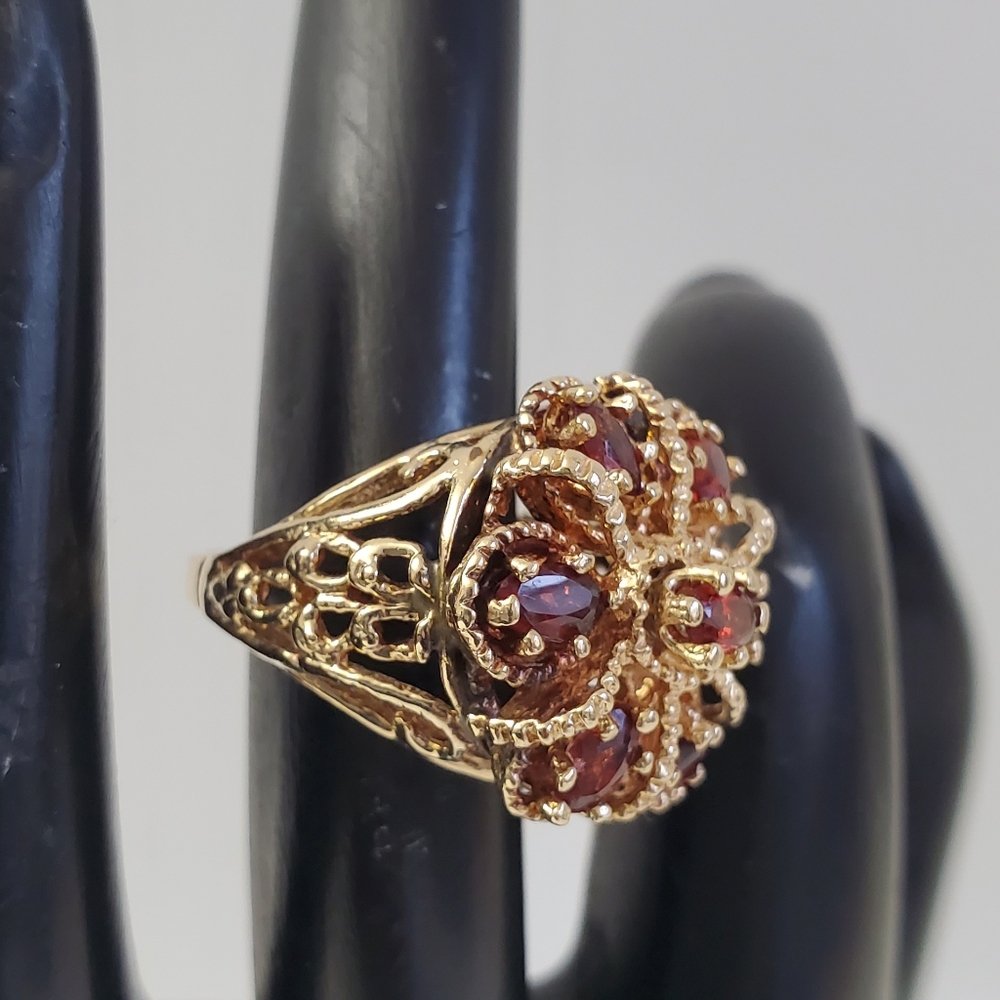 Watch Video / Heavy 14K Gold Garnet Ring: A Burst of Radiant Luxury - Picture 13 of 17